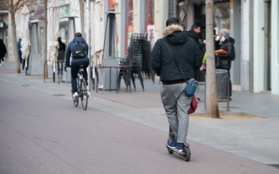 Els patinets i les bicicletes elèctriques formen part dels vehicles de mobilitat personal | Roger Benet